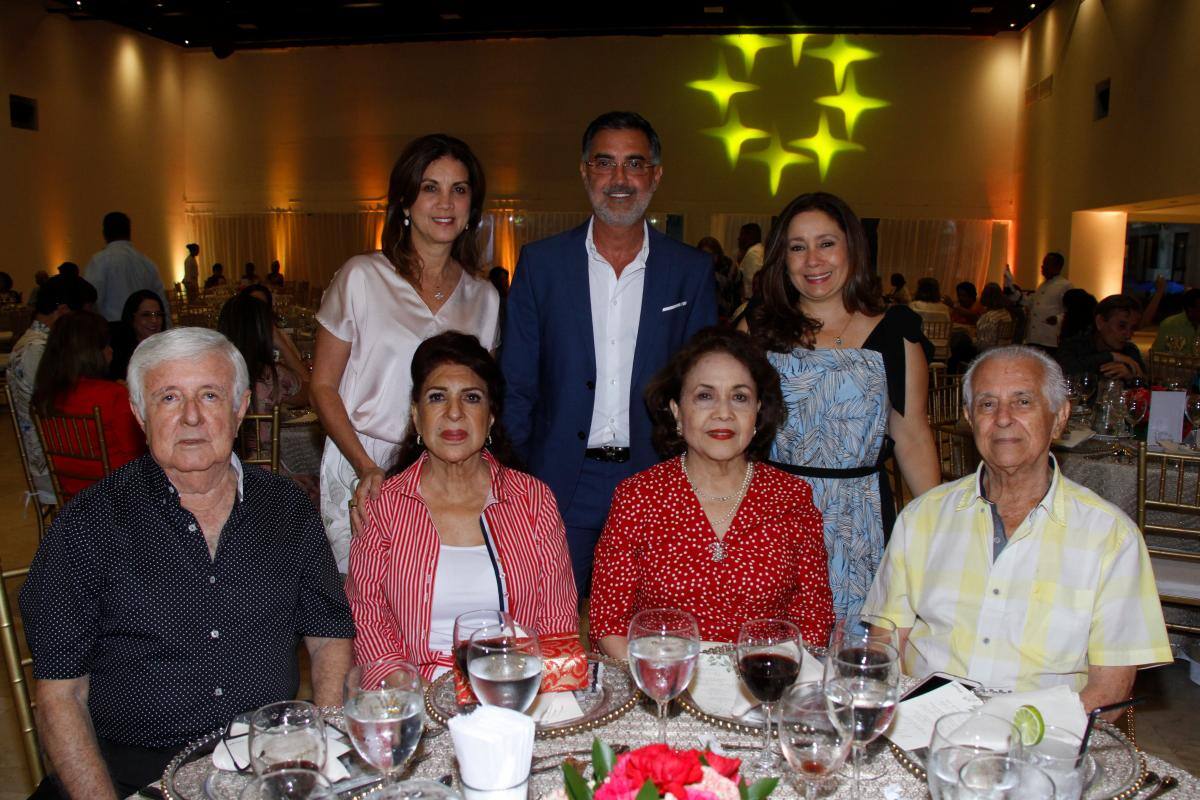 De pie: Mónica Tejada, Alex Tejada, Lubrio Giraldo de Tejada; sentados: Efraín Tejada, Esperanza Núñez de Tejada, Leonor Morales de Giraldo y Fabio Giraldo.