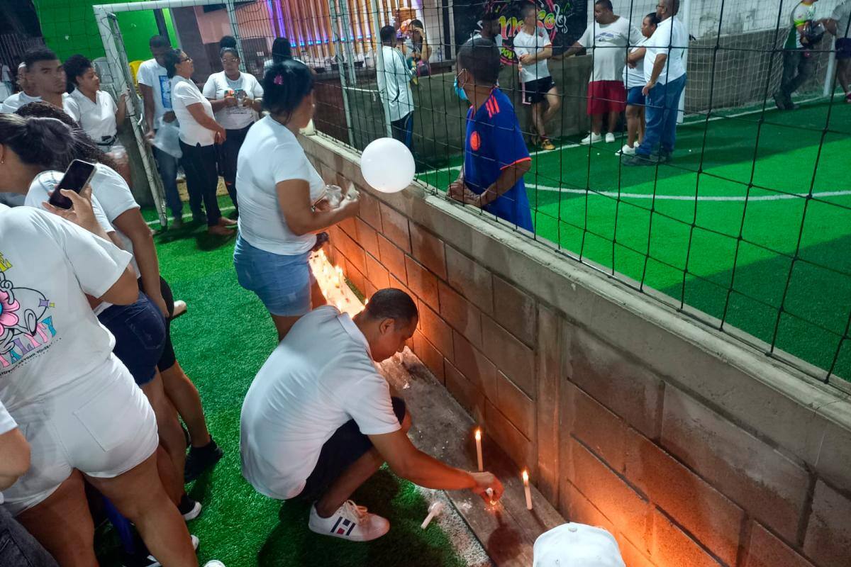 “Queremos justicia”: realizan velatón por joven asesinado en una cancha