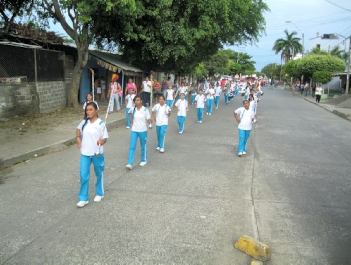 La banda marcial del colegio Comfacor fue la encargada de animar el acto inaugura de los juegos.