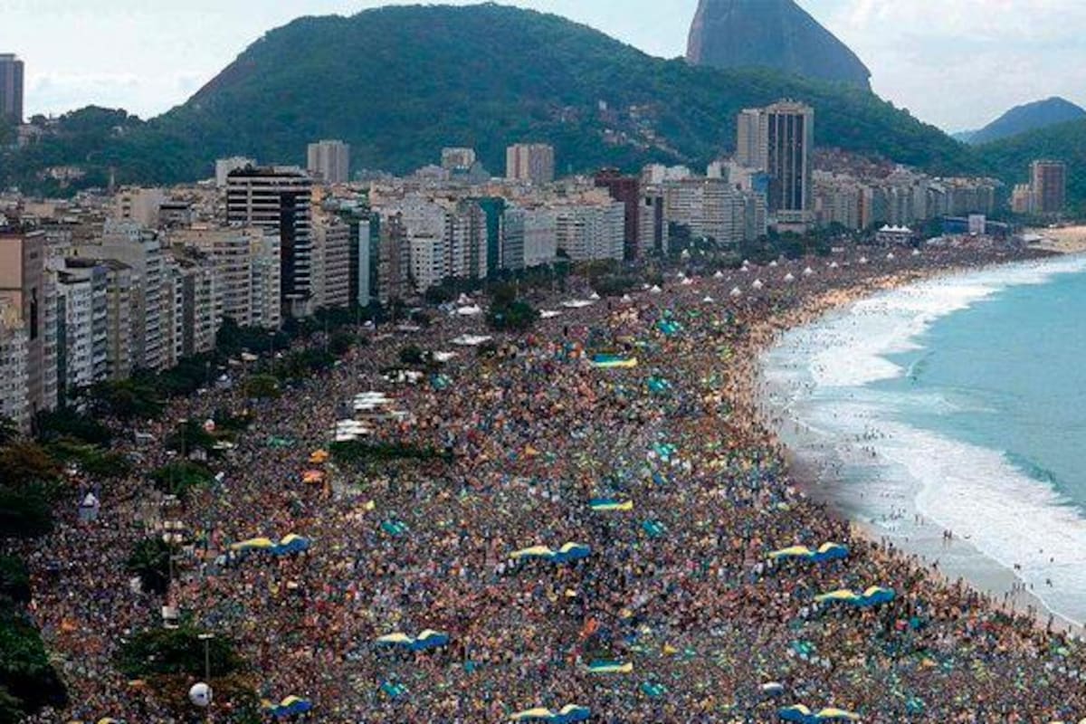 Los hinchas de Boca Juniors se toman la playa de Copacabana