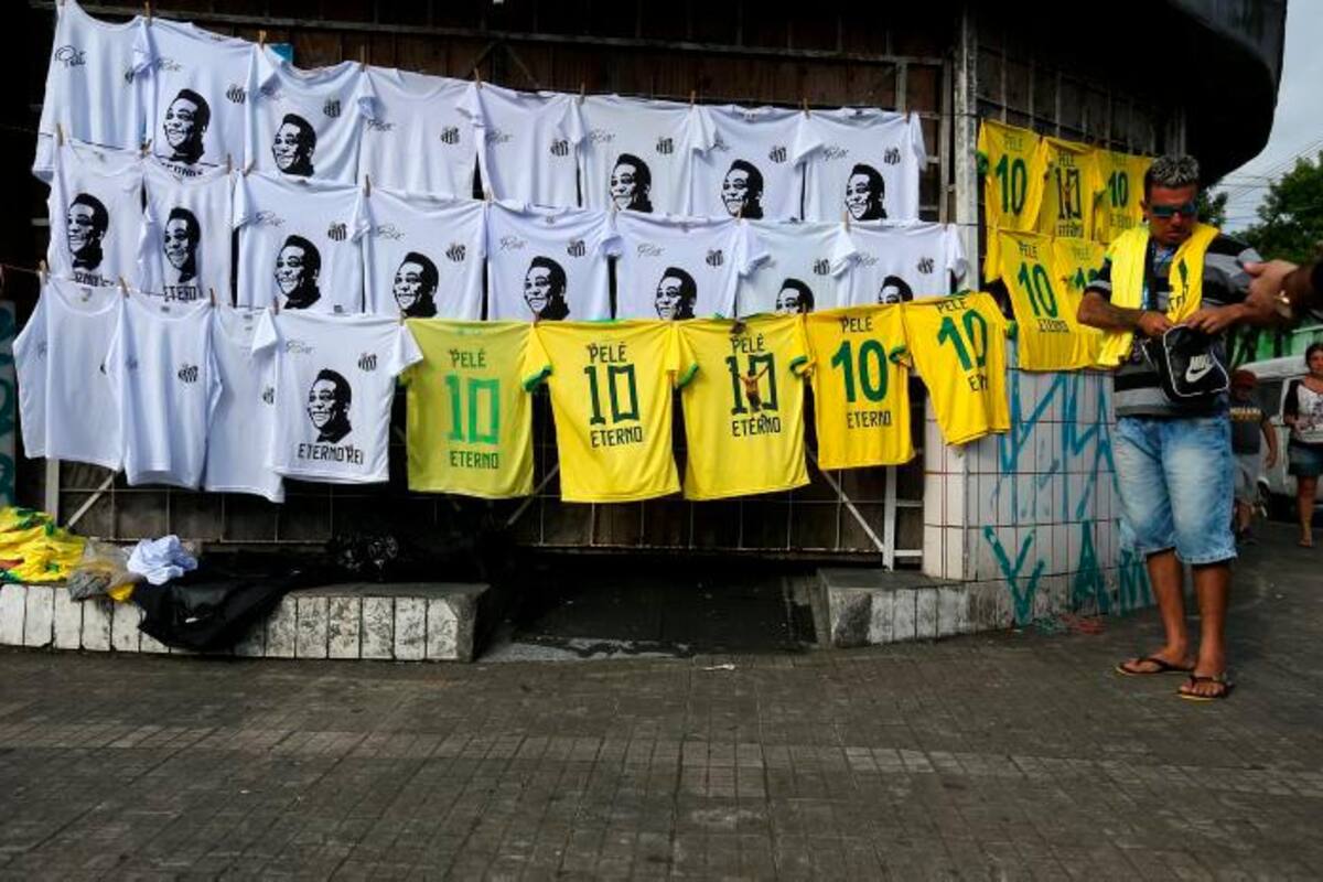 Los brasileños dan su último adiós al “rey” Pelé