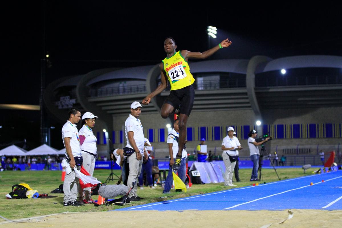 Gilmar Correa le dio el oro 57 a Bolívar en la prueba salto alto de atletismo. //julio castaño el universal