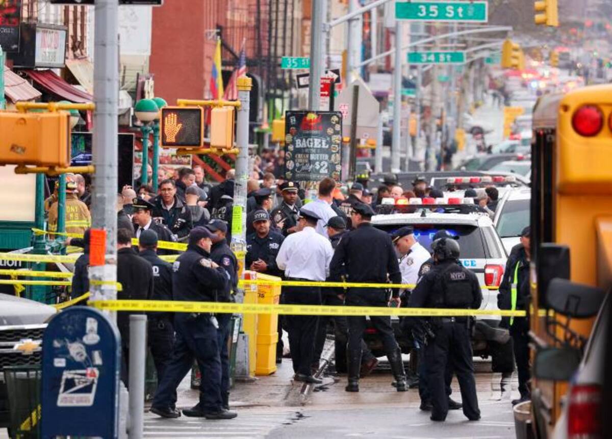 Funcionarios del Departamento de Policía y Bomberos de la ciudad de Nueva York en la escena del tiroteo múltiple. //EFE