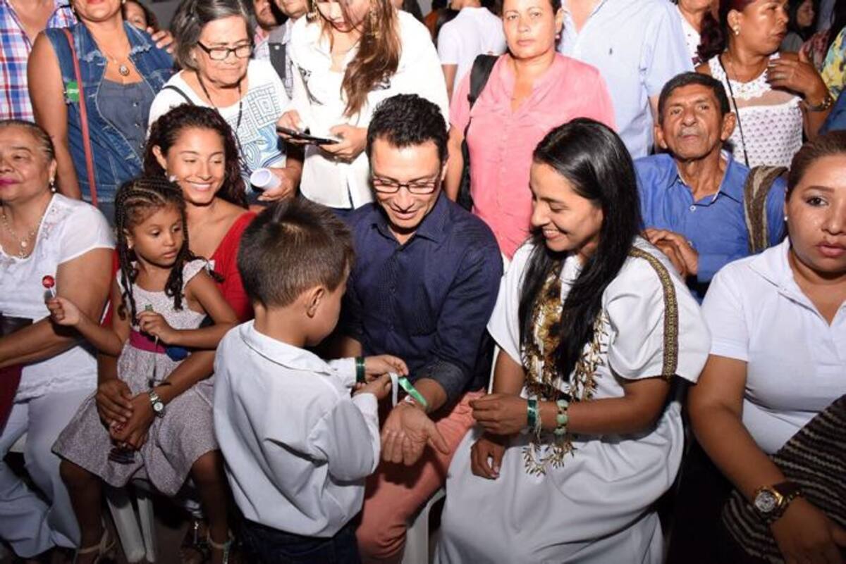 Carlos Caicedo y Ati Quigua, primera concejal indígena, durante el inicio de la recolecta de firmas. Cortesía