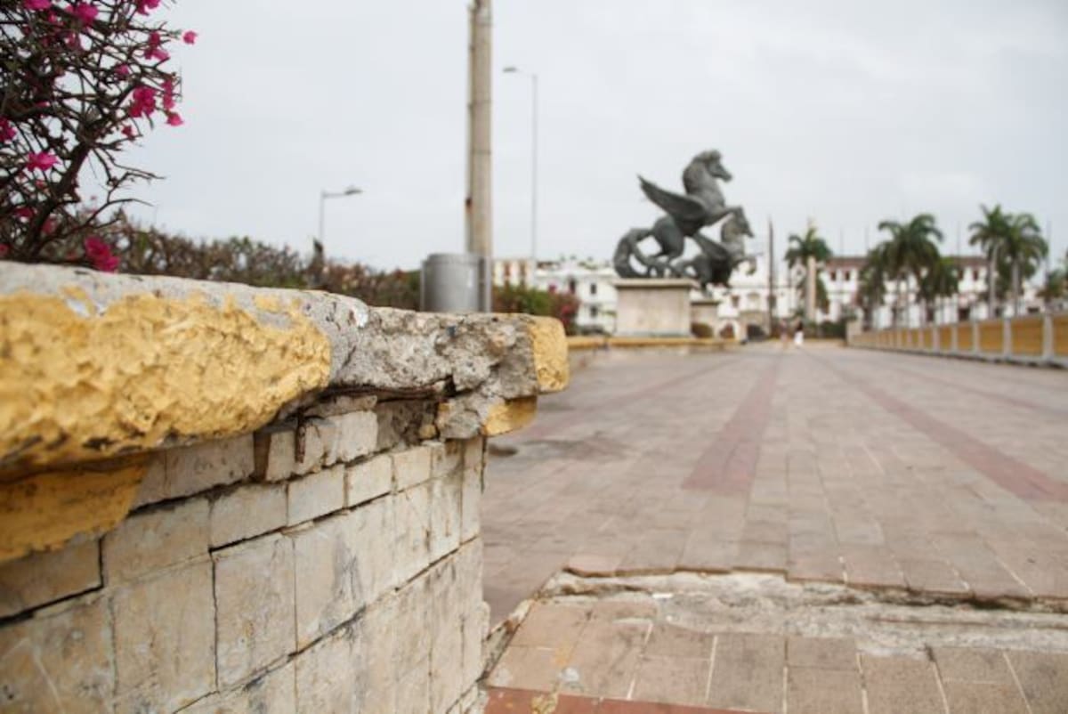 Algunas columnas o balaustres (a la derecha) serán repuestos. El piso deteriorado también será reparado. Archivo