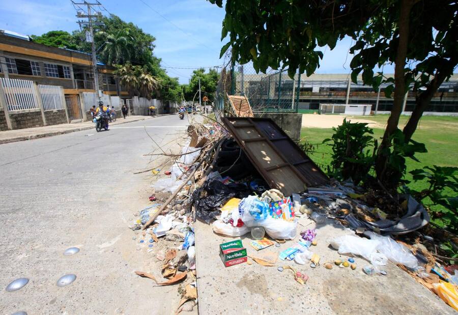 Santa Rita en alerta: basurero constante frente al colegio Ana María Vélez