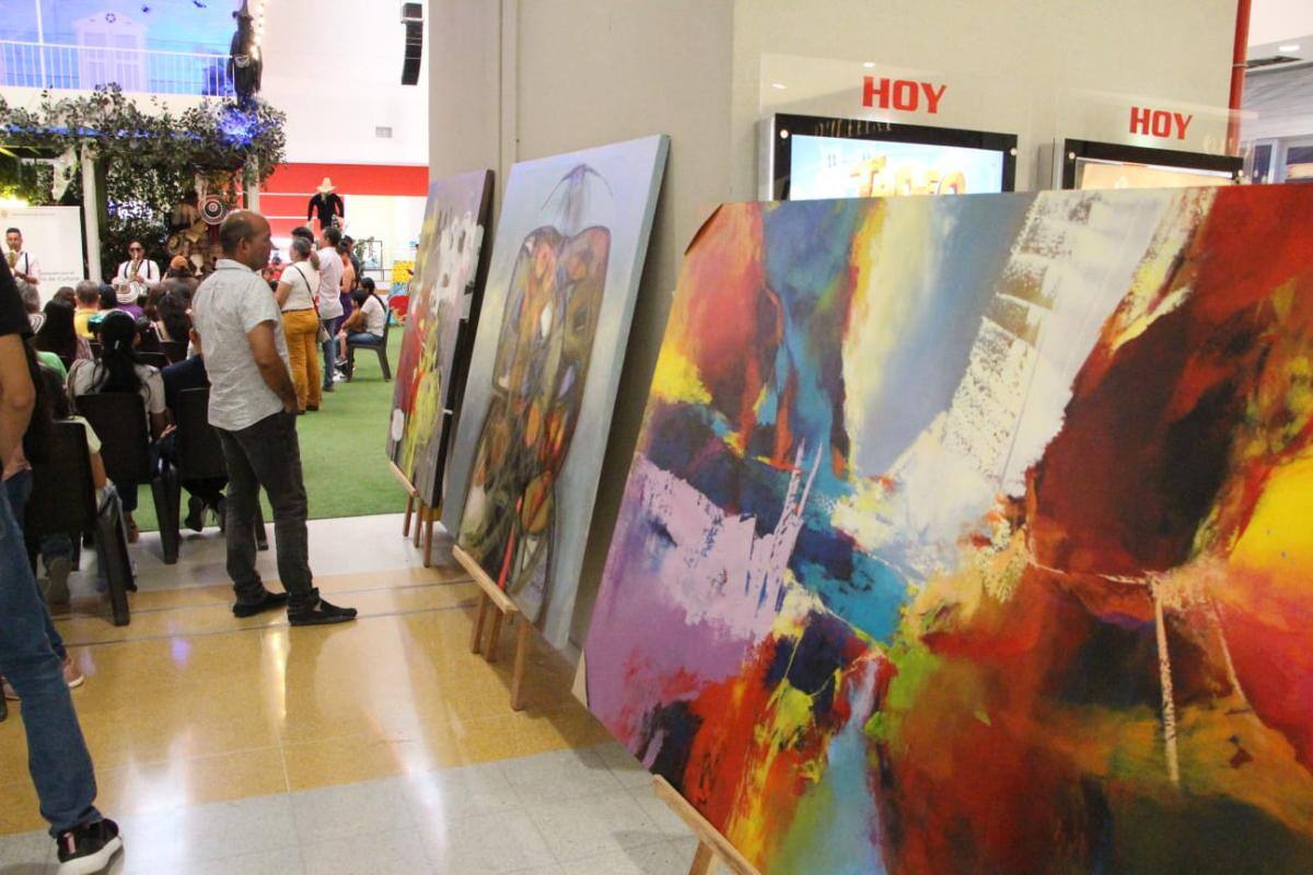 Los sucreños acudieron a la apertura de la exposición con obras de artistas sucreños. // Cortesía.