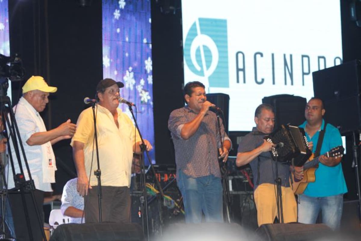 El vetarano compositor Adolfo Pacheco Anillo (gorra amarilla) también se llevó la corona en canción inédita. Julio Castaño/ El Universal