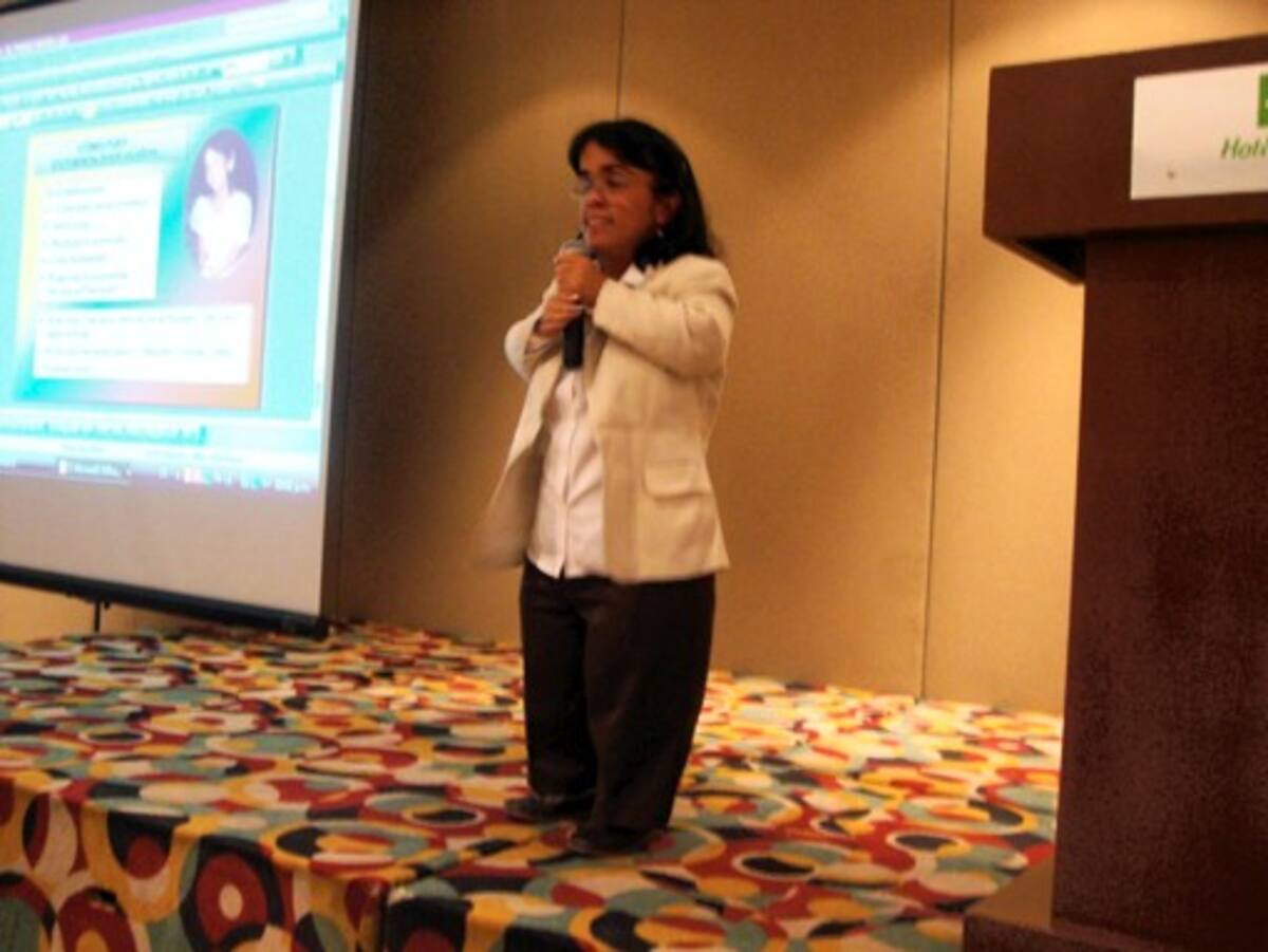 Karina durante la conferencia en México.