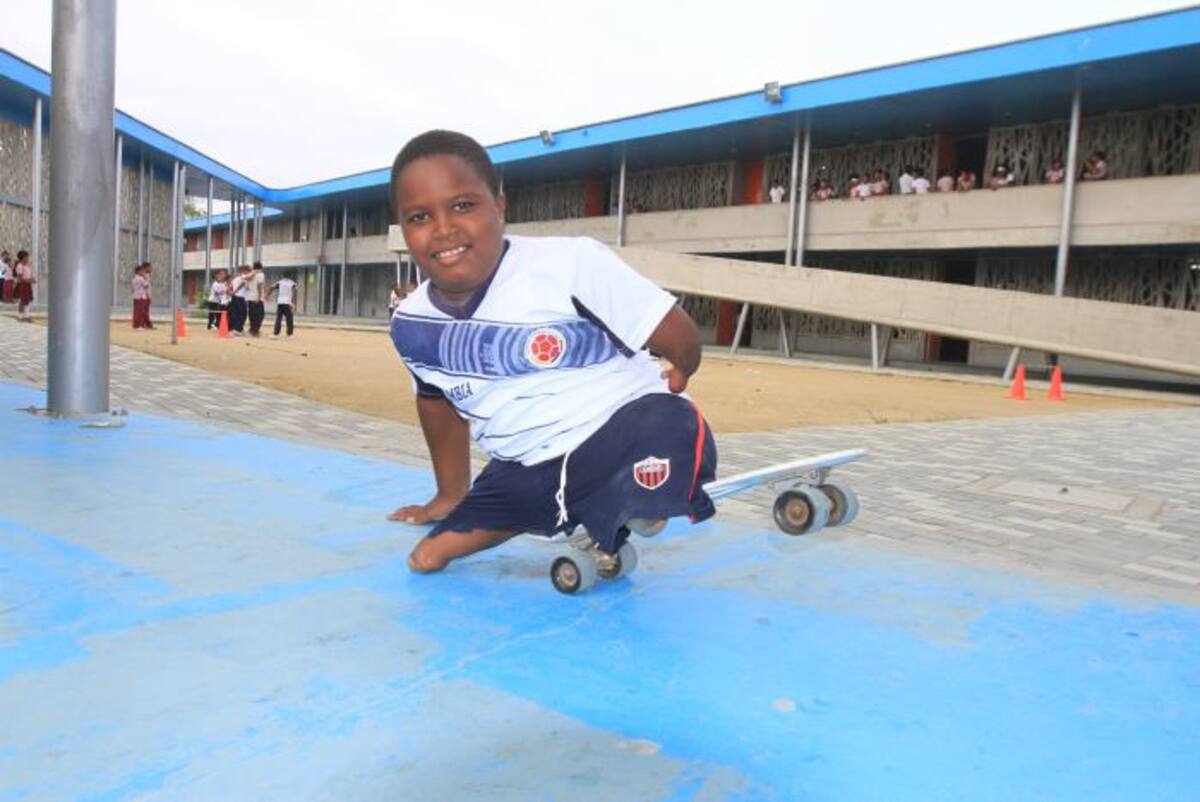 Con su patineta, Freddy recorre cada rincón de su institución. Además de ese, su deporte favorito es la natación. CLAUDIA FORTICH - EL UNIVERSAL