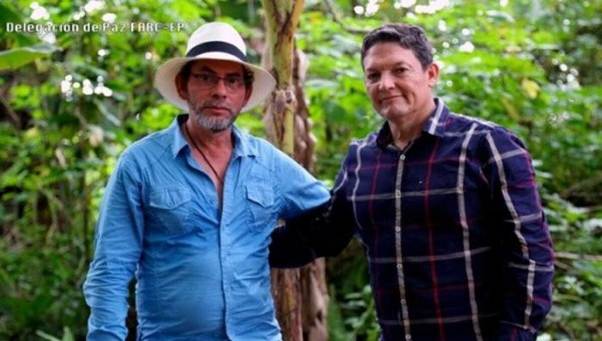 El secuestro sin precedentes del general de la República, Rubén Darío Alzate. Las Farc publicaron unas fotos del militar con Pastor Alape. Archivo.