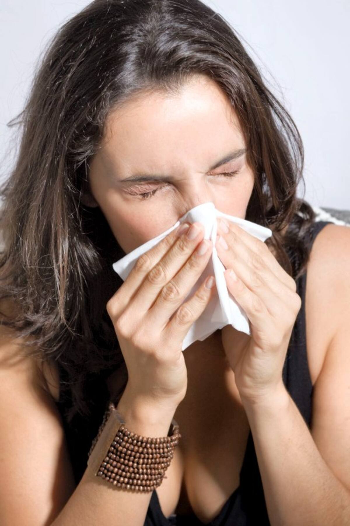 Algunos alérgenos de la rinoconjuntivitis son el moho, la humedad y los cambios bruscos de clima. 123 Royalty Free