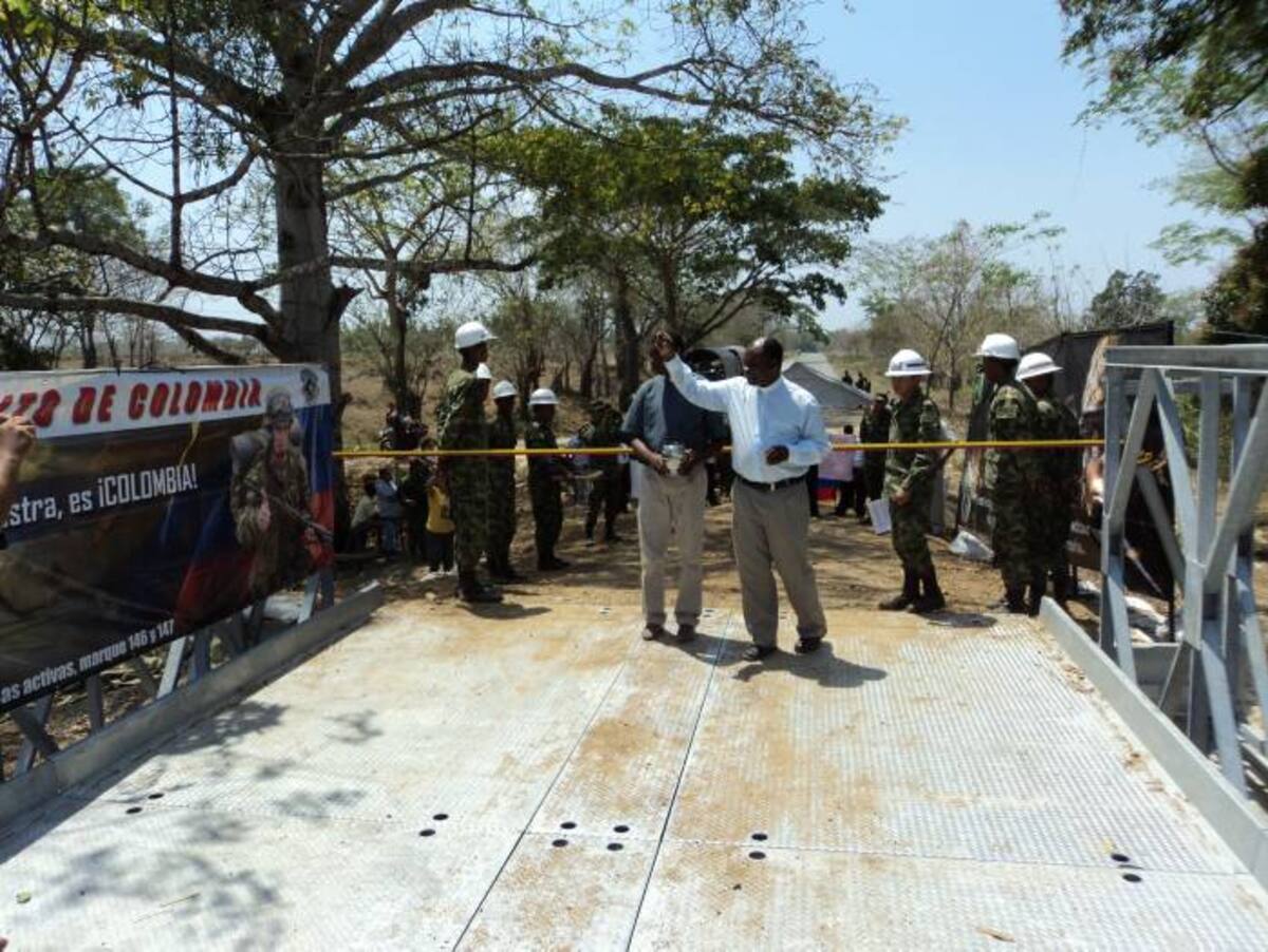 El puente militar fue bendecido por el párroco de Mahates, Frisner Anglade, y a la inauguración asistieron altos mandos militares, dirigentes y representantes de la comunidad. CORTESÍA