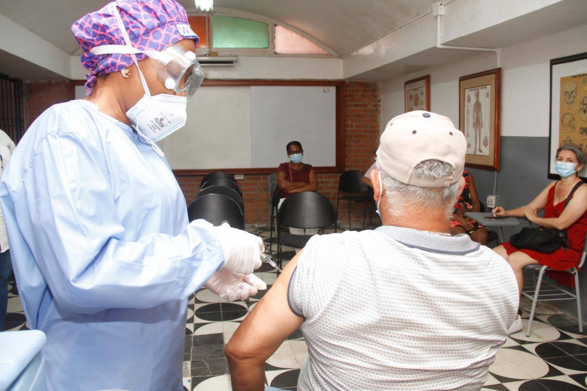 COVID-19: dispositivo deja ver el nivel de anticuerpos tras la vacuna