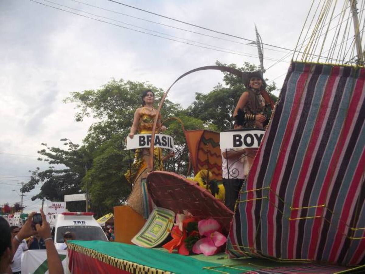 Un ramillete de mujeres hermosas pasearon ayer por las calles de Montería, dentro del desfile de carrozas del concurso Nacional e Internacional de la Ganadería. JUAN FABRA/EL UNIVERSAL/