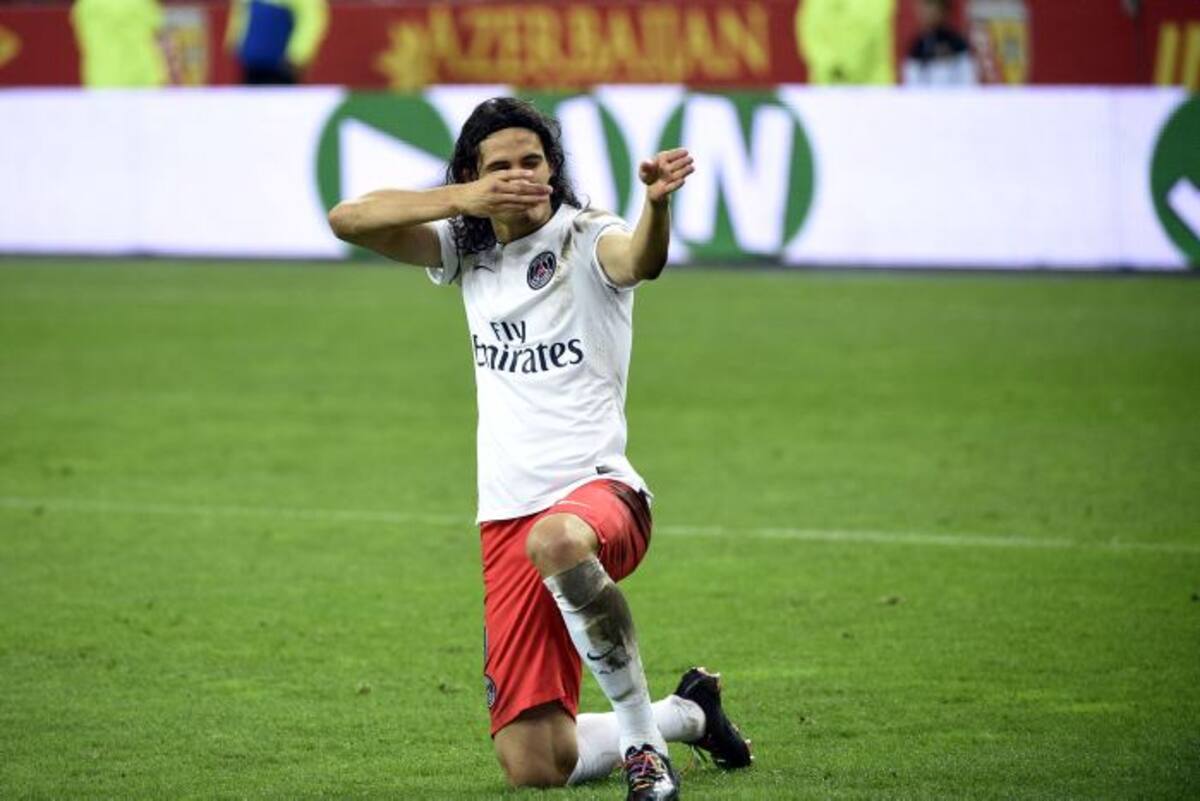 Cavani celebra su gol. AFP MARTIN BUREAU