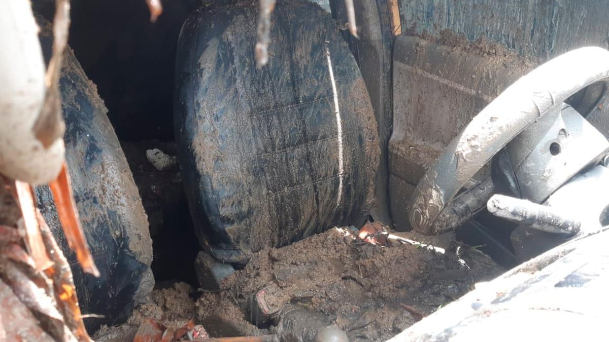 Así quedó el interior del vehículo. Foto//Luis Herrán.