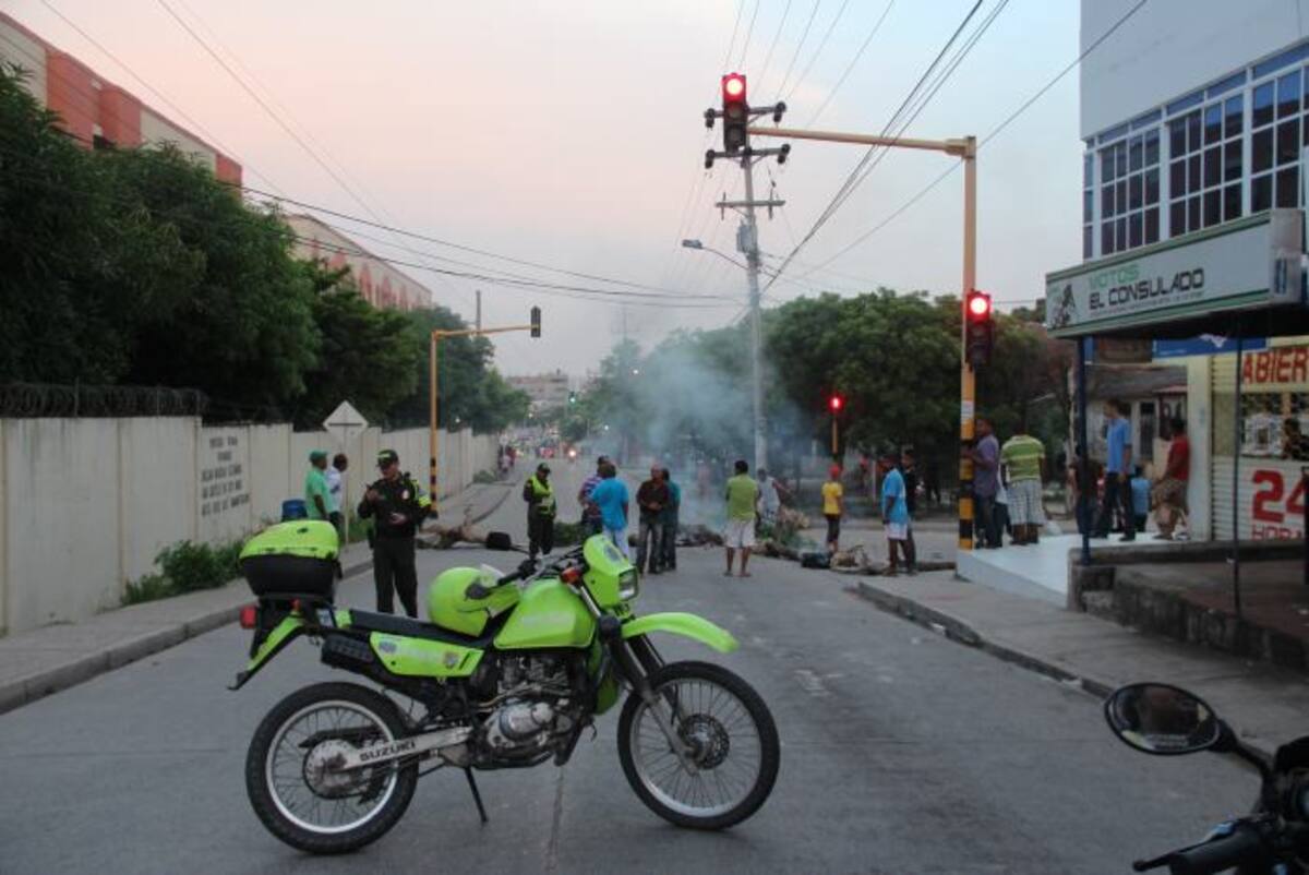 La Policía hizo presencia en el lugar. DANIELA BUELVAS - EL UNIVERSAL