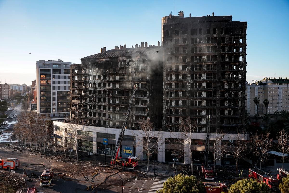 4 muertos y 14 desaparecidos en el incendio de edificio en Valencia