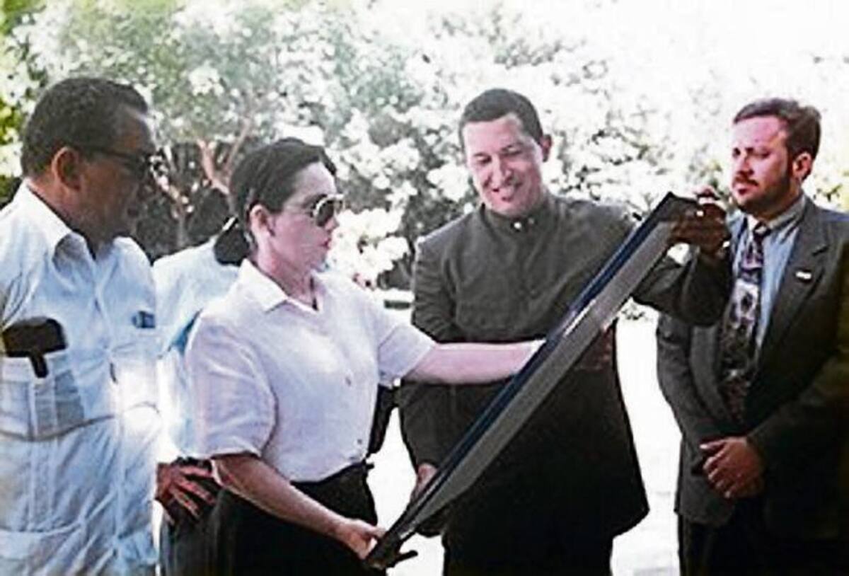 Chávez entrega la réplica de la espada de Simón Bolívar, al Museo bolivariano de Santa Marta. FOTO: CORTESÍA