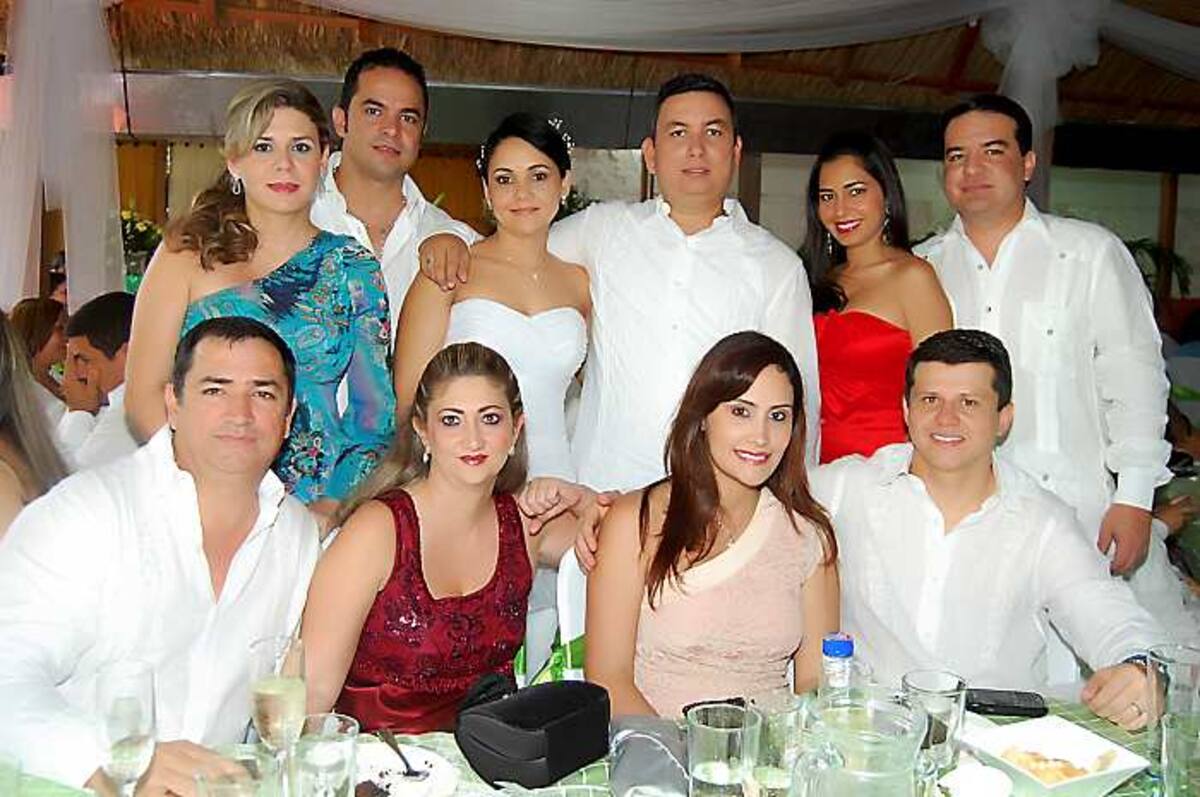Carmiña Elías, Nasser Assad, los nuevos esposos Lida Restán y Ramiro Mercado, Adriana Elías y Eduardo Tous. Sentados: Álvaro Muskus, Bassina Elías, Stefany Morris y Bernardo Elías Vidal.