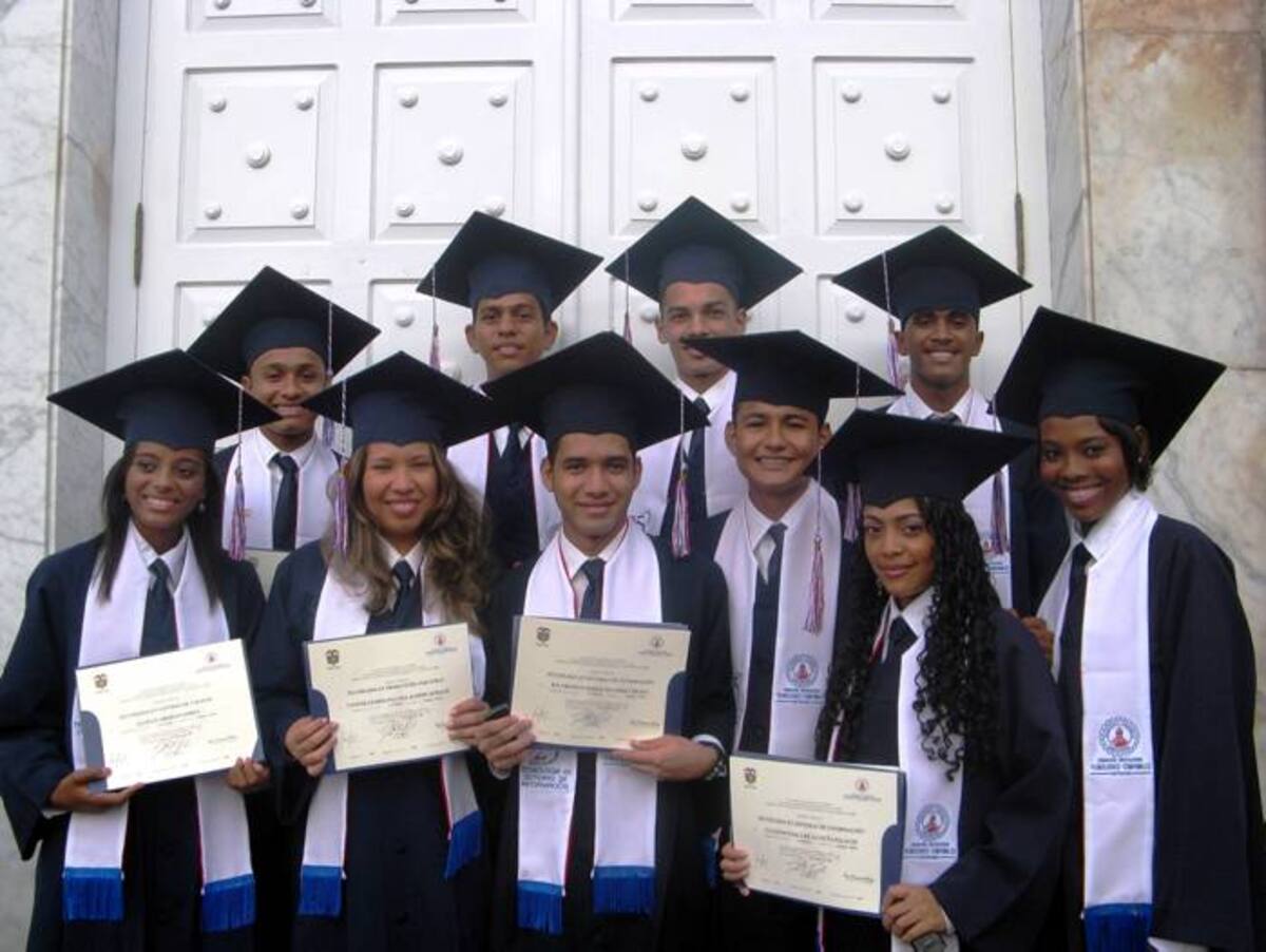 Estudiantes ganadores de Becas Boomerang. Cortesía