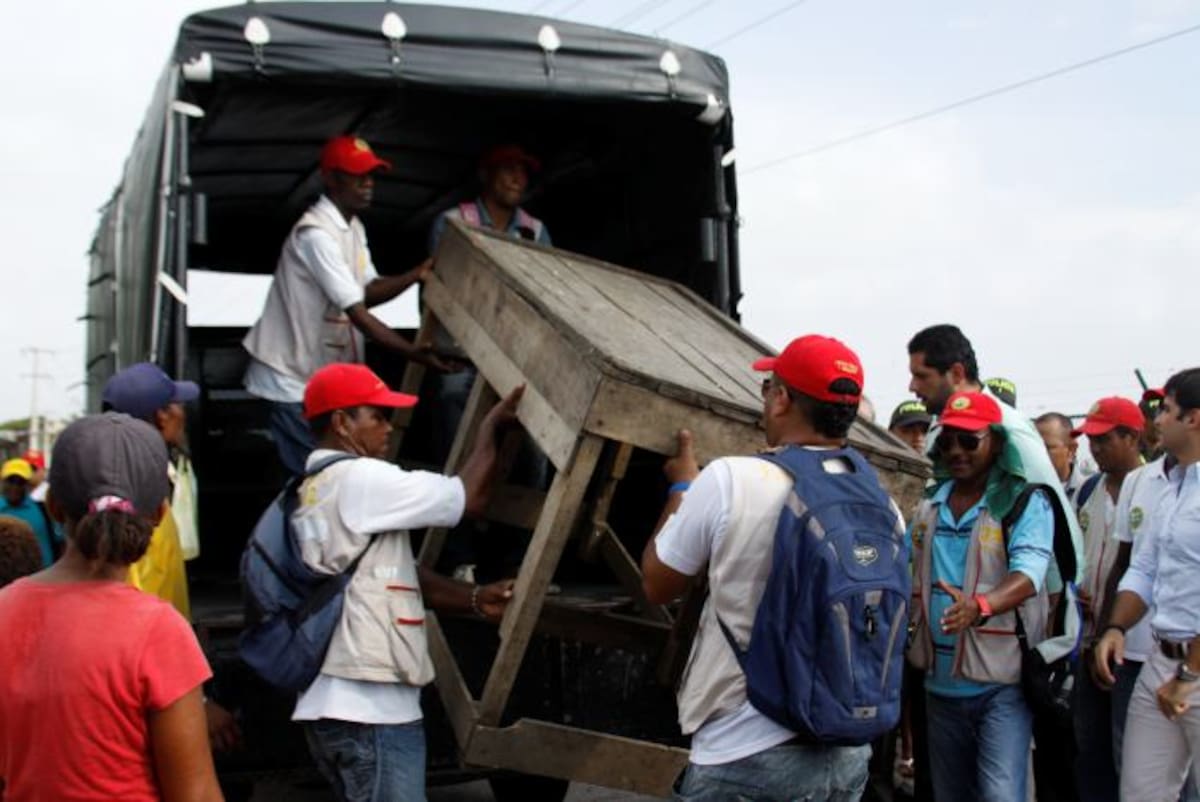 Algunos de los vendedores informales entregaron ayer sus mesas de trabajo. //LORENA HENRIQUEZ-EL UNIVERSAL