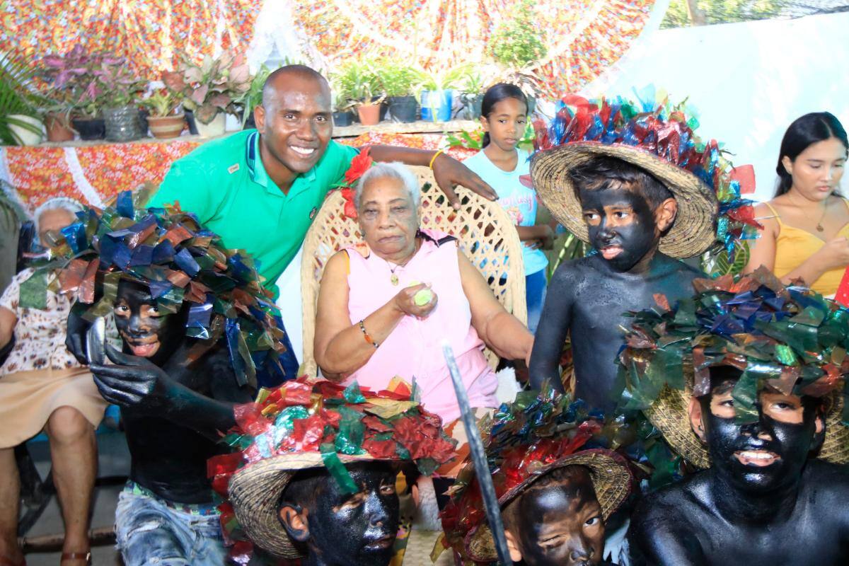 Bisnietos con el baile Danza de Negro.