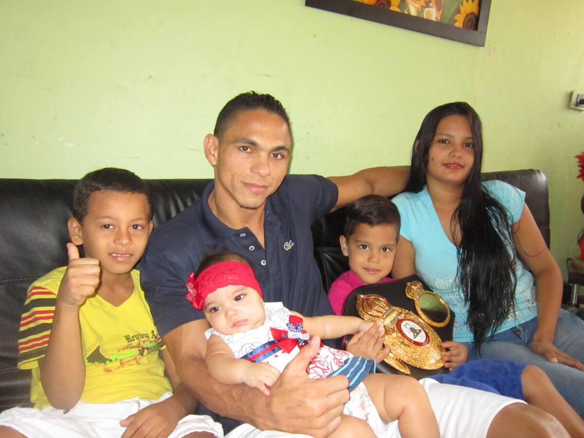 Con su esposa e hijos, Darleys se recupera en casa de los golpes recibidos en la última pelea. Luis Miguel Arango
