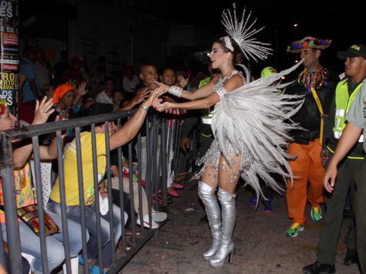 La Reina se gozó la tradicional noche de Guacherna, preámbulo del Carnaval de Barranquilla. EL UNIVERSAL - BARRANQUILLA