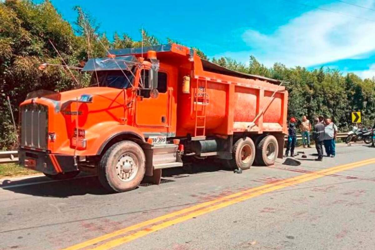 Moto perdió el control y quedó debajo de una volqueta: 2 muertos