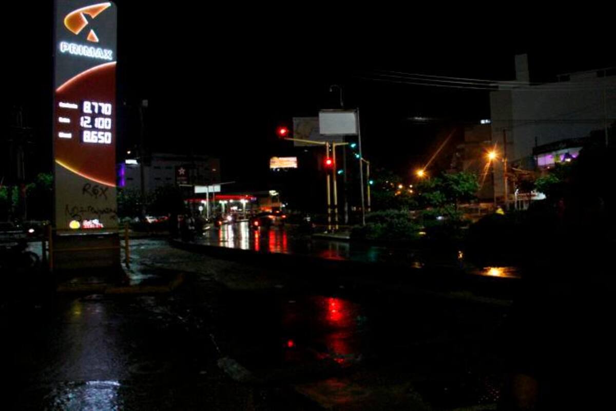 Pasadas las 9:20 de la noche las vías aledañas a la Bomba El Amparo lucían despejadas. //ZENIA VALDELA,AR - EL UNIVERSAL