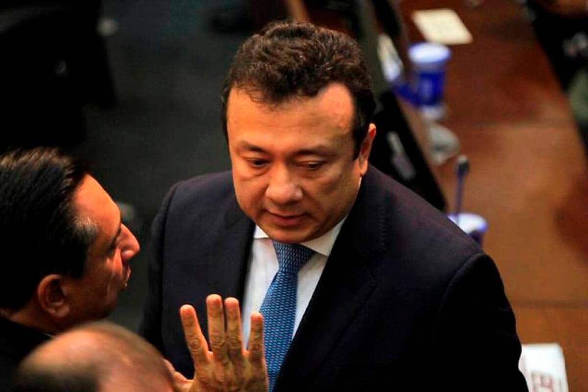 Renuncia a su curul el senador Eduardo Pulgar
