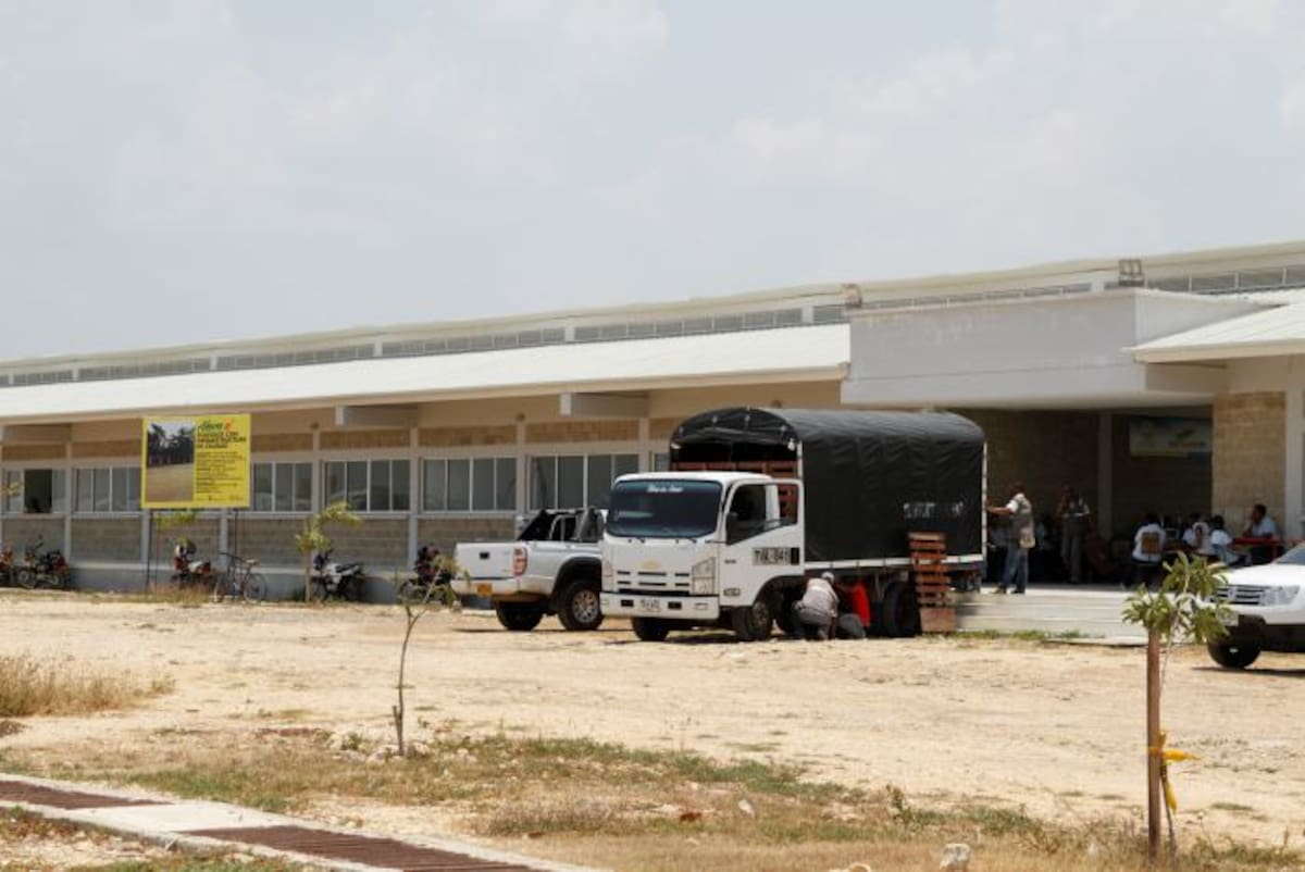 A pesar del rechazo de los padres de familia al traslado del centro educativo a una nueva edificación, la Secretaría de Educación confirmó que las clases se reiniciarán mañana en Villa Rosita. Oscar Díaz.