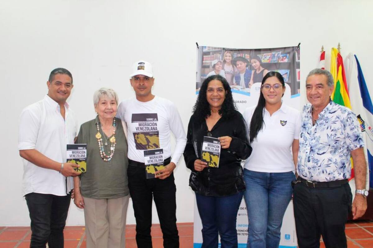 De izquierda a derecha el editor del libro, Julio César Díaz: la escritora Mimi Juliao; el autor del libro, Franscisco Aguiar; la poeta Dora Isabel Berdugo; la Coordinadora Cultura del Colombo, Marjor Buitriago; y el poeta Jorge Gómez Peralta.