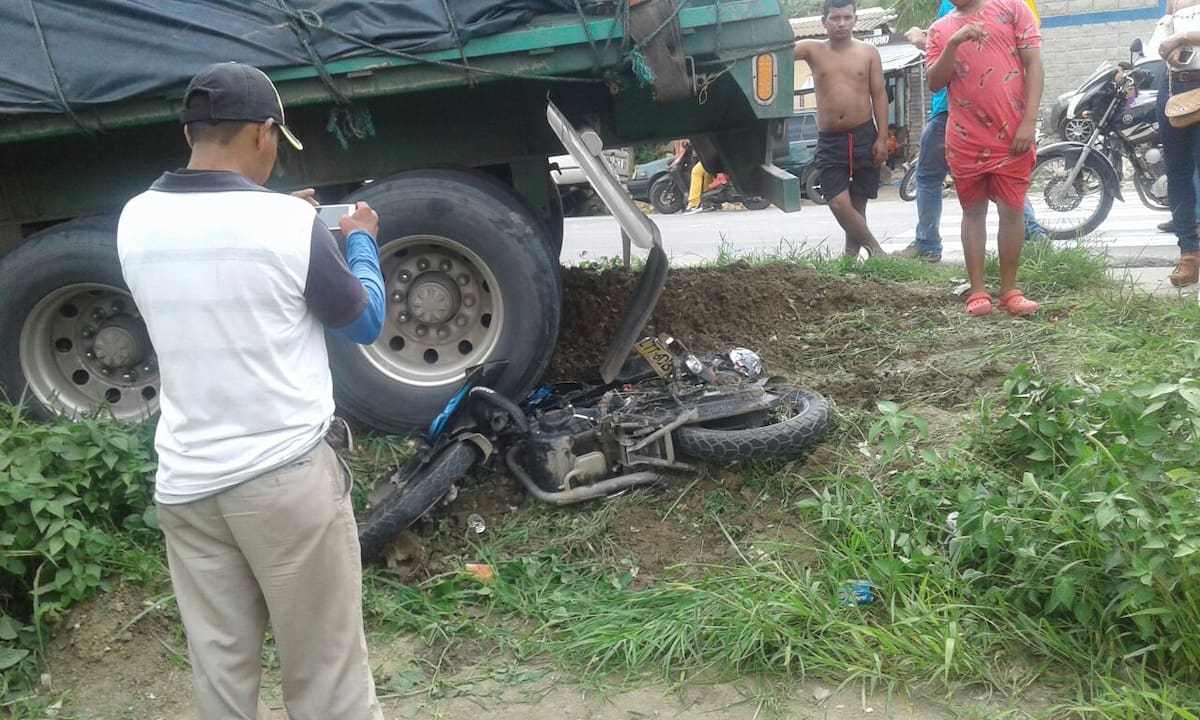 El vehículo del motociclista quedó totalmente destruido, pero este se salvó de la muerte. CORTESÍA.