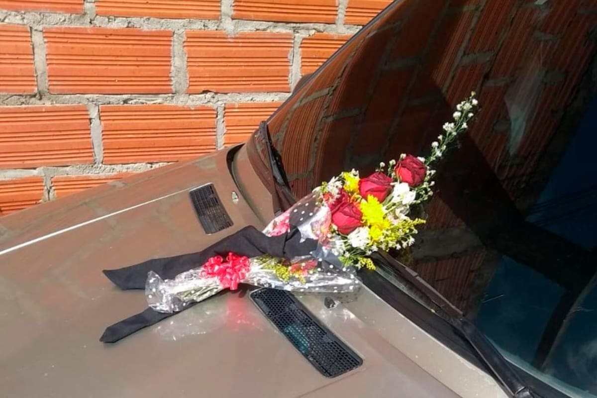Amenazan a líder en Cartagena: le dejan un ramo de flores sobre su carro