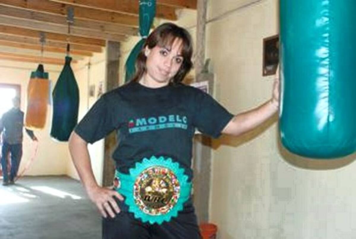 Mónica “La Gata” Acosta, de Argentina, reina con la corona orbital de boxeo en la rama femenina.