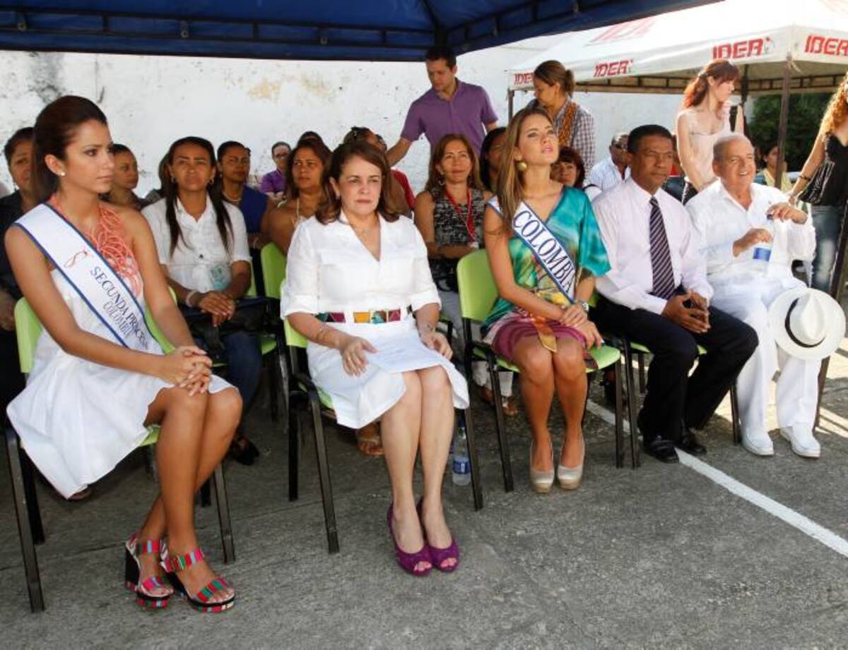 Las reclusas de la cárcel de San Diego celebraron su día ayer, con la presencia de la señorita Colombia, Daniella Álvarez; la segunda princesa, Laura Cantillo Torres; y la primera dama del Distrito, Nereyda de Terán. EL UNIVERSAL, AROLDO MESTRE