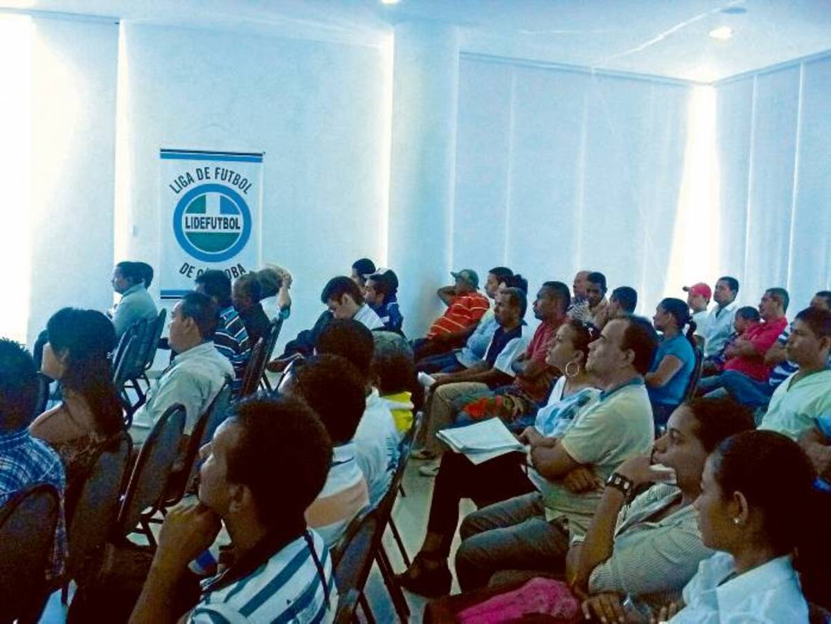 Los dirigentes de clubes y representantes del balompié en unión de los municipios cordobeses, durante la Asamblea de esa entidad esperan seguir trabajando por el fomento del fútbol cordobés. REDACCIÓN DIARIO EL UNIVERSAL