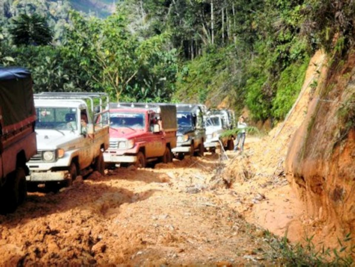 Hasta dos días se demoran los carros en el barro.