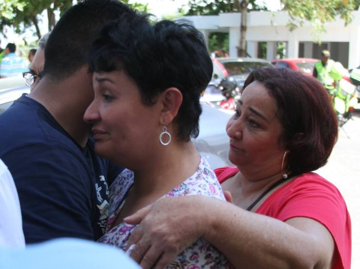 La madre de Jasmín Álvarez (Centro), dice que el sábado en la mañana presintió que algo malo le había pasado a su hija. La mujer está desconsolada y espera que su hija se recupere de la difícil situación en la que está. Oscar Díaz-El Universal