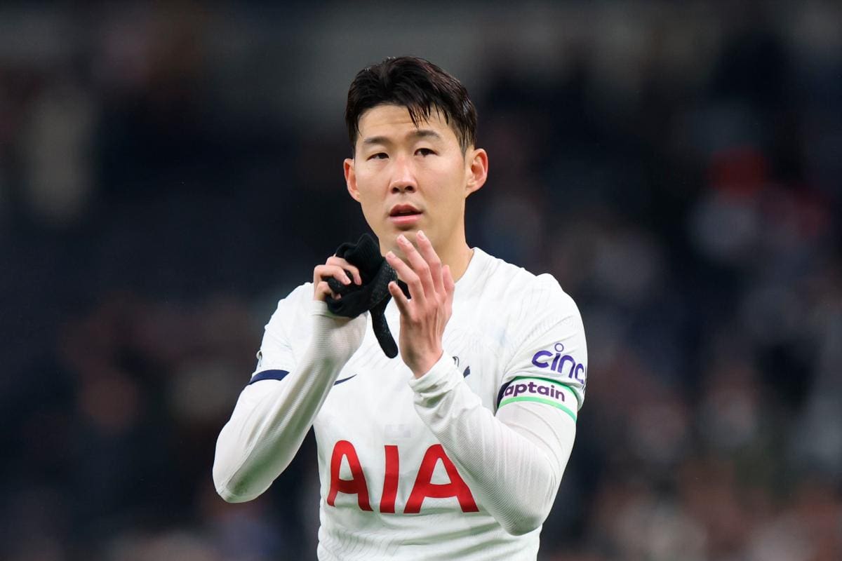 Heung Min Son peleó con un compañero y se lesionó dos dedos de su mano