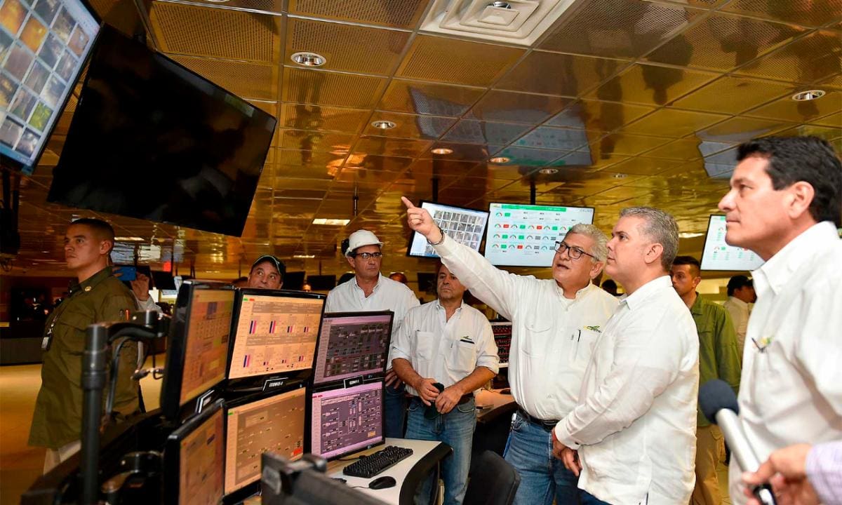 El presidente Duque en su recorrido por el centro de control de la Refinería de Cartagena. // CORTESÍA