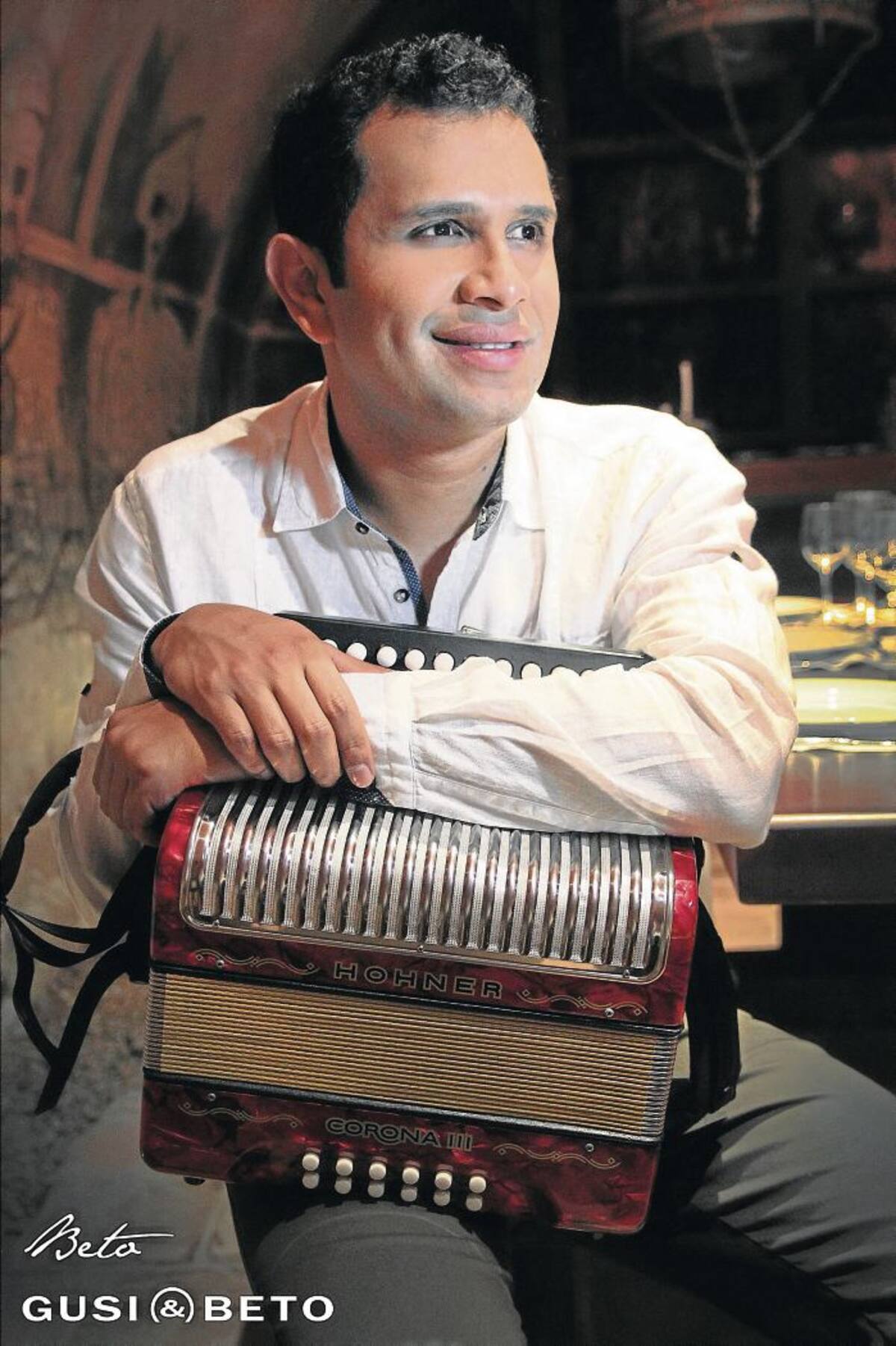 Beto con su acordeón impone melodías que invitan a bailar y disfrutar de un trabajo hecho con calidad.