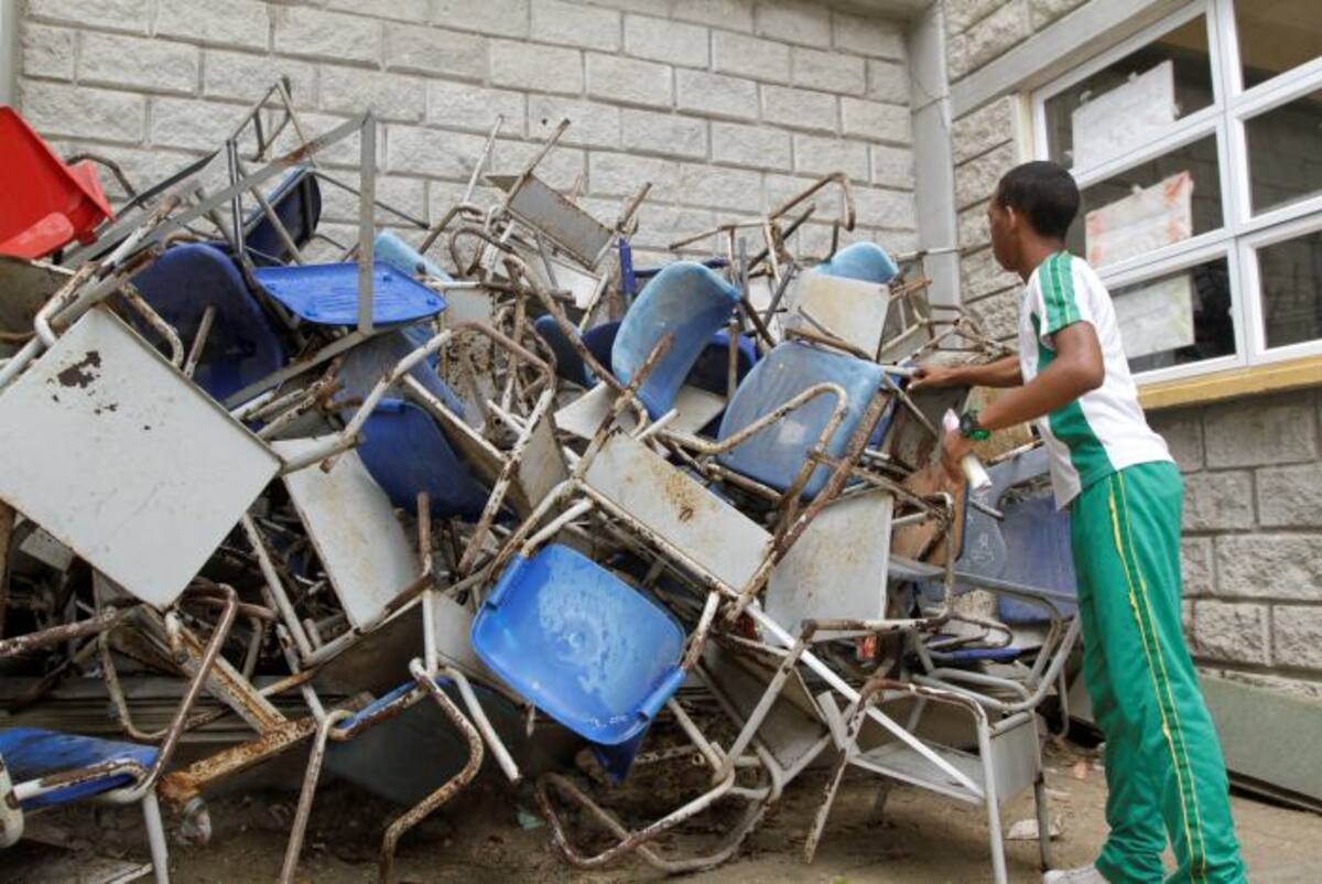Más de 50 sillas permanecen agrupadas en una esquina de la institución educativa a la espera de ser renovadas. Julio Castaño- El Universal
