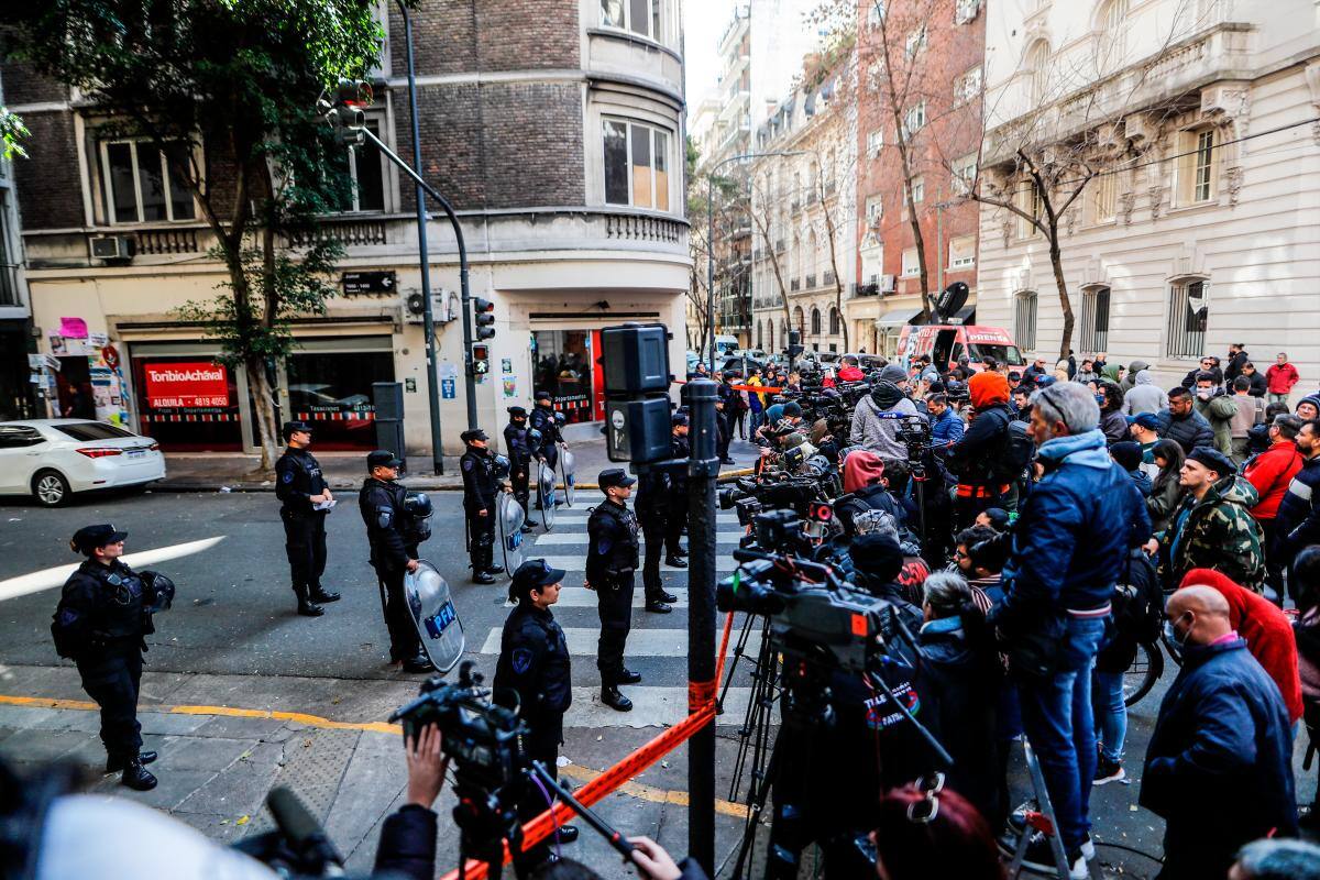 Periodistas se reúnen frente a policías que custodian el acceso a la residencia de la vicepresidenta argentina, Cristina Fernández, hoy, en Buenos Aires (Argentina). //EFE