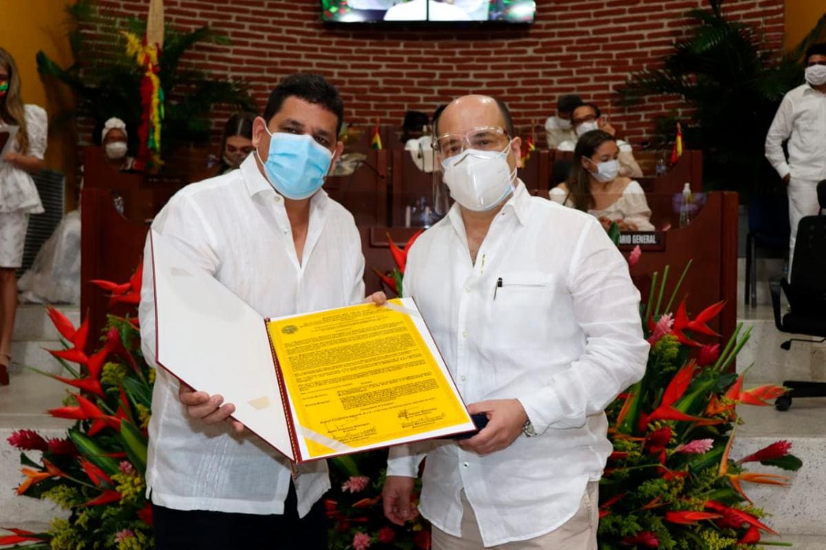Doctor Armando Noriega recibe distinción del presidente del Concejo, David Caballero Rodríguez. //Foto: Cortesía.