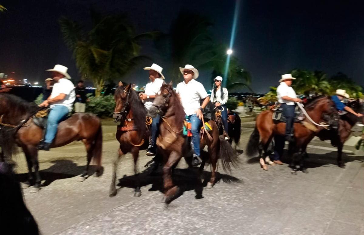 Caballistas y aficionados a los equinos participaron en la tradicional cabalgata. //Foto: Zenia Valdelamar - El Universal