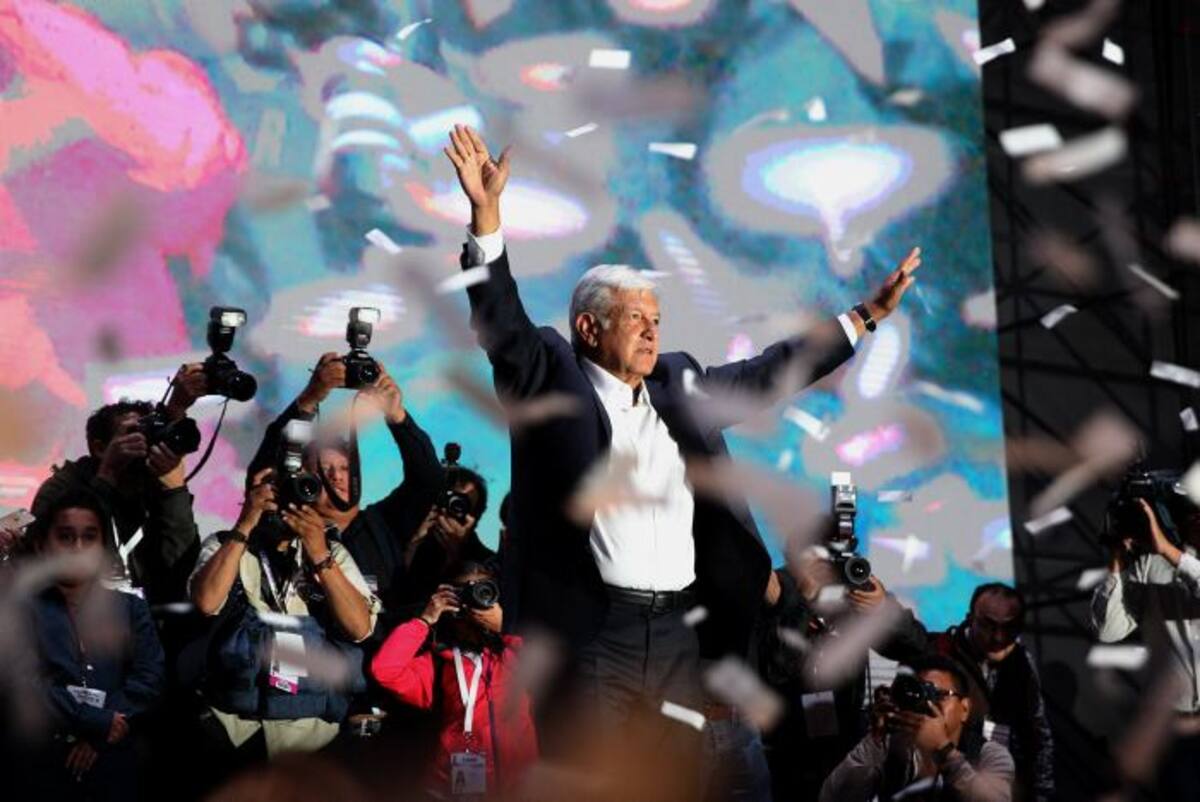 Cientos de simpatizantes del candidato izquierdista Andrés Manuel López Obrador, lo aclaman durante su arribo a la Plaza de la Constitución de la Ciudad de México tras conocer su triunfo en las elecciones. EFE Alex Cruz